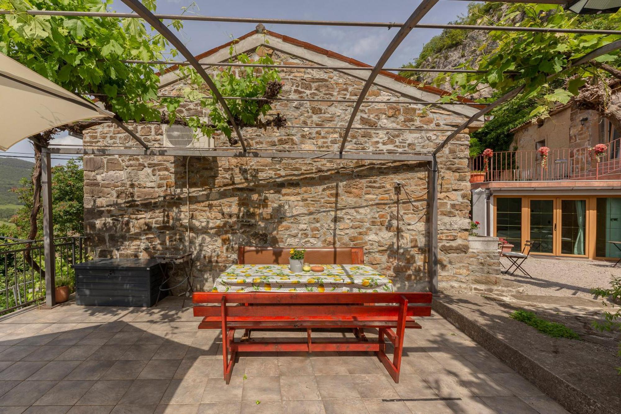 Апартаменти Under The Rock House In Osp With Hot Tub Екстер'єр фото